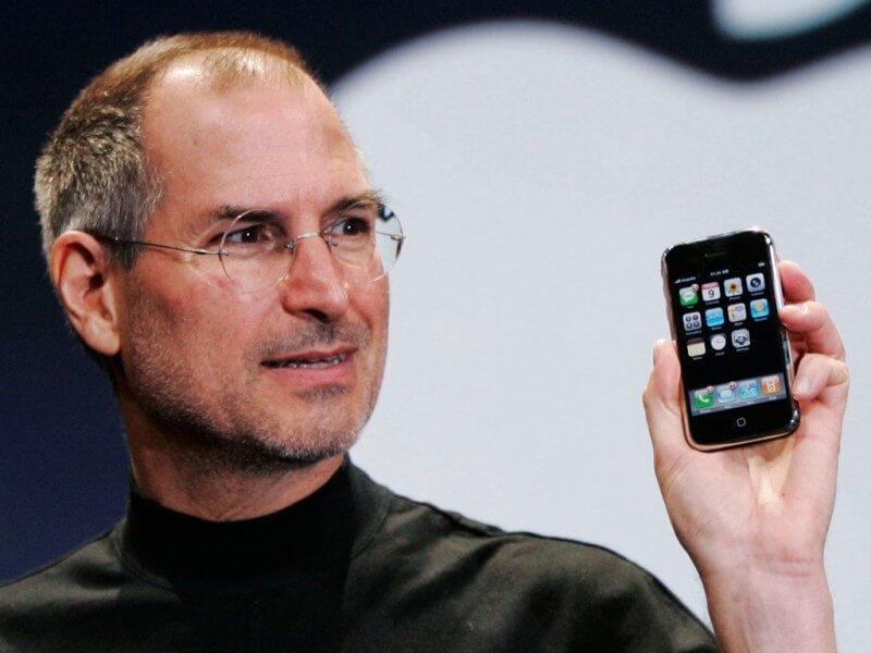 Steve-Jobs-iPhone-800x600
