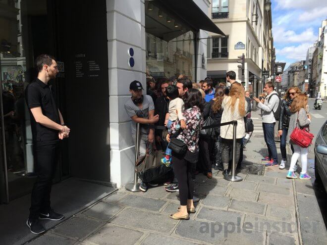 Fila de personas esperando por el Apple Watch