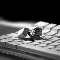 storm-trooper-starwars-keyboard-film-9-wallpaper-1024x1024